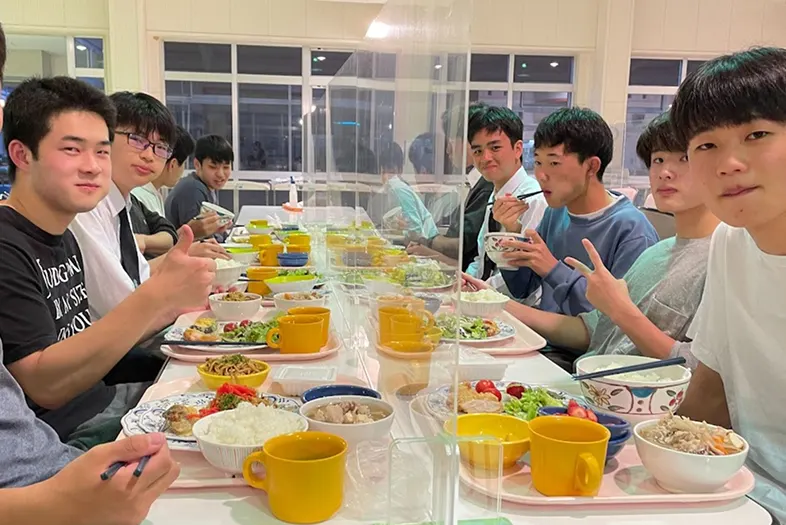 식당에서 함께 저녁을 먹는 기숙사생들
