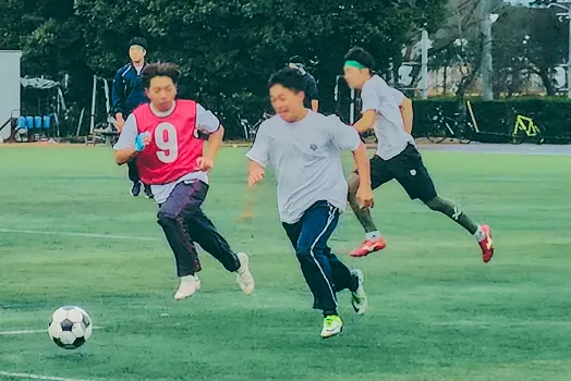 인조잔디 운동장에서 축구를 하는 학생들