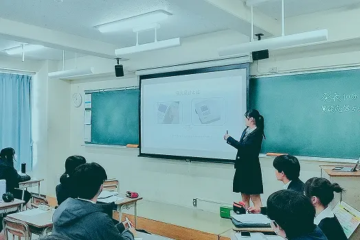 교실 스크린 앞에서 발표하는 학생