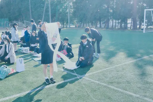 운동장에서 연을 준비하는 학생들