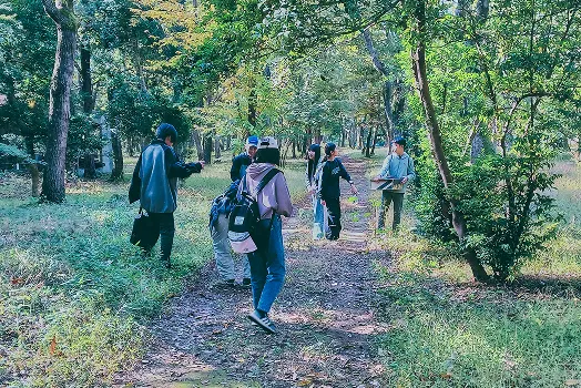 숲길을 걷는 학생들
