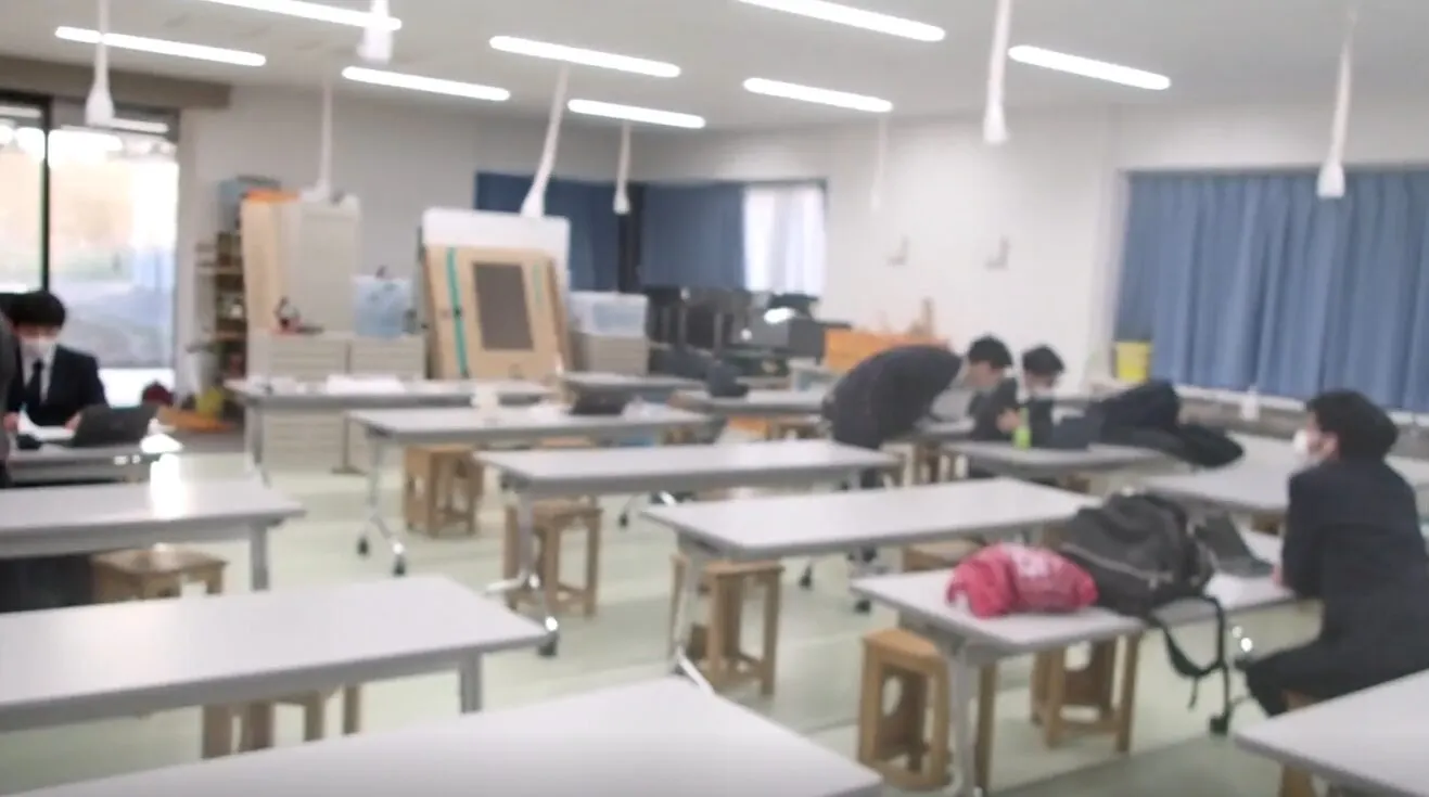 흰 작업대가 늘어선 기술실에서 노트북으로 작업하는 CS연구회 학생들