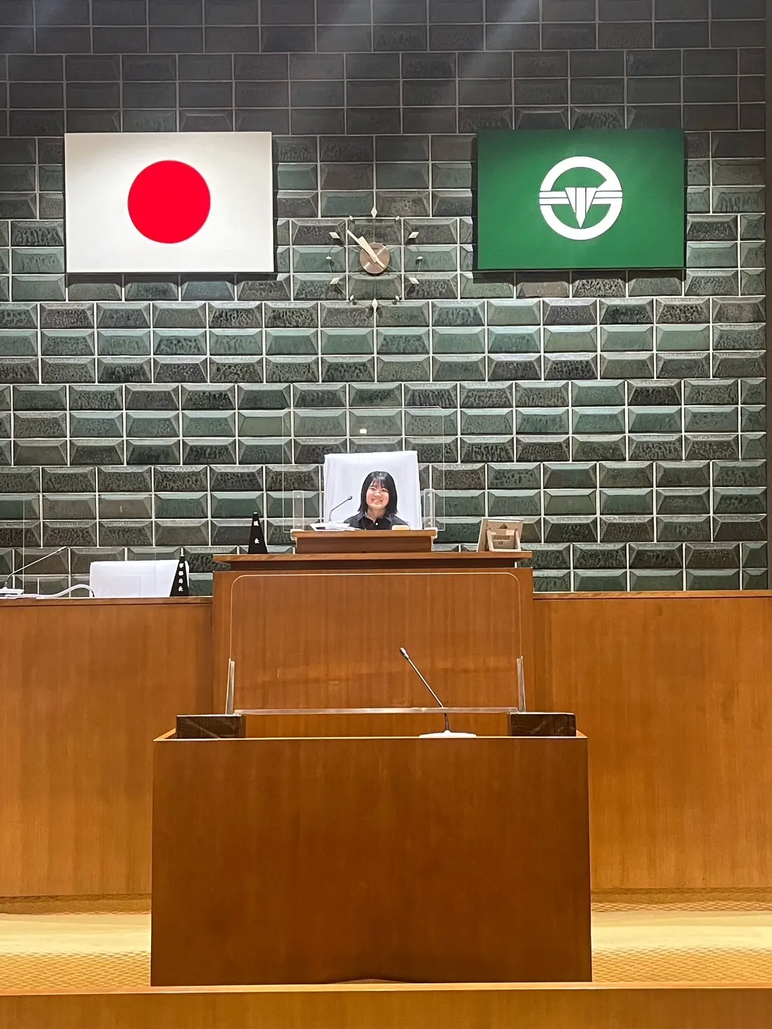 일장기와 시 깃발이 걸린 의회 의장석에 앉아 웃는 이토이 씨