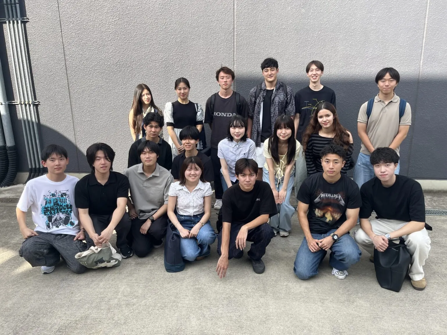 설명회에 나온 졸업생 20명가량이 건물 벽 앞에 모여 찍은 단체 사진