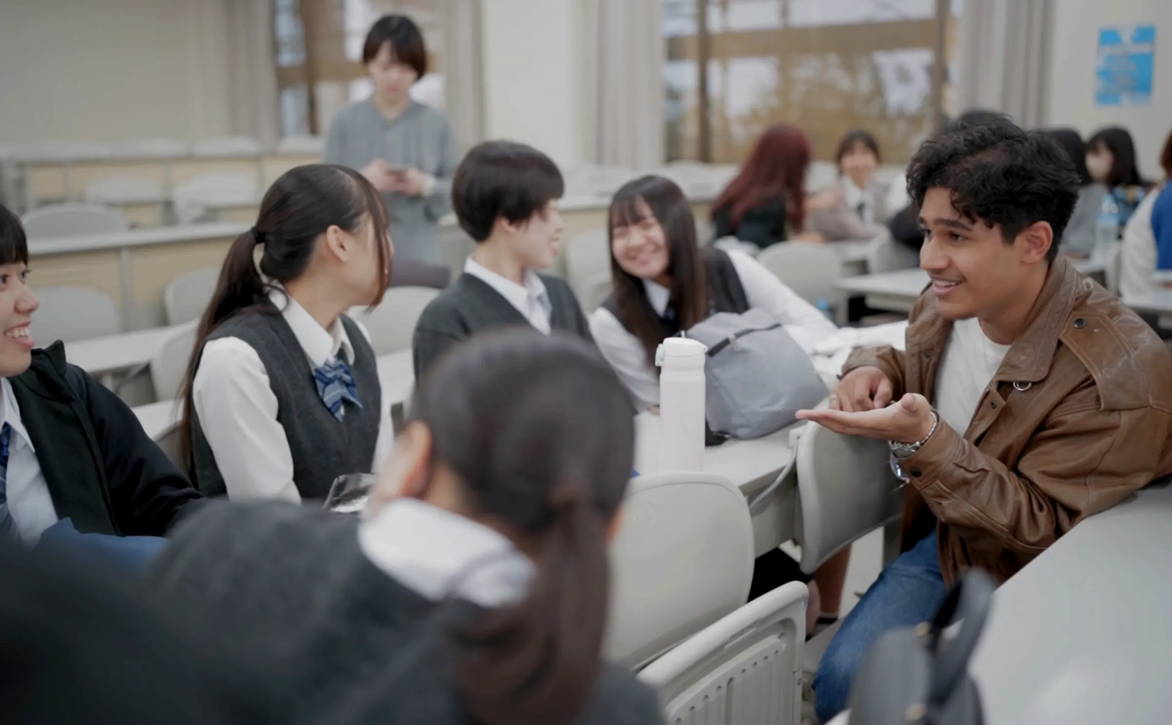 교실에서 해외 학생과 이야기하는 메이케이가쿠엔 고등학교 학생들