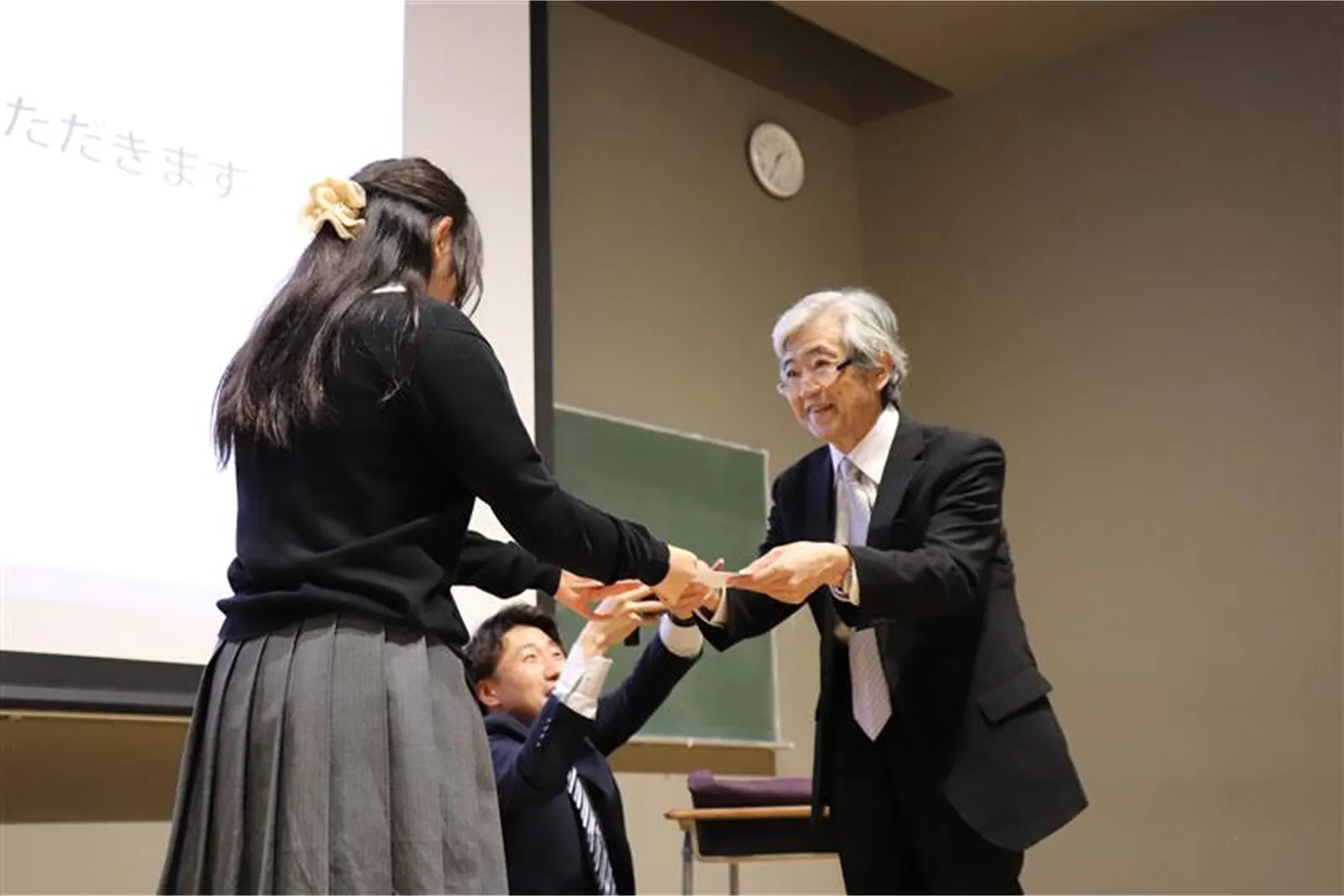 시상식에서 학생이 상장을 받는 모습