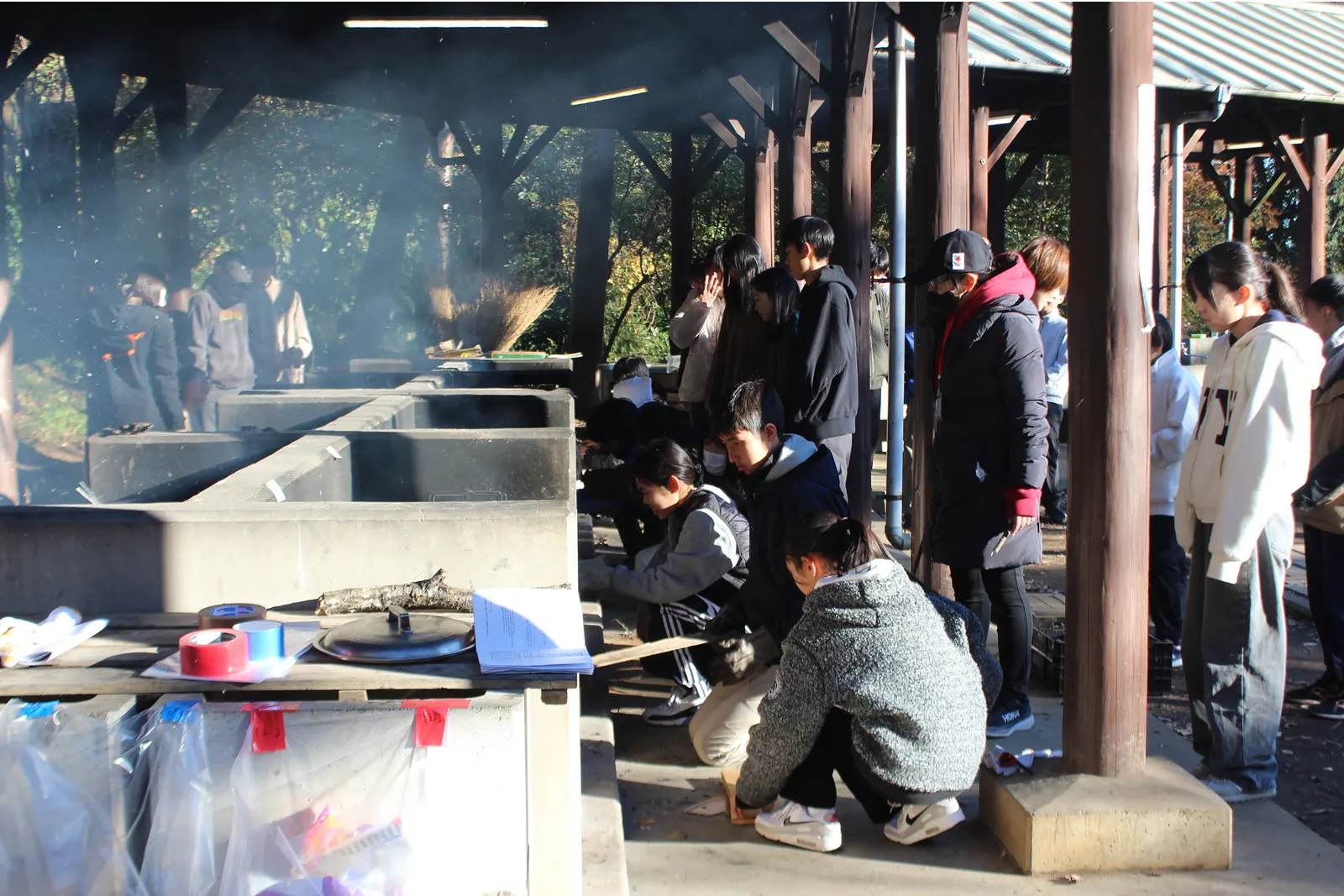 야외 취사장에서 식사를 준비하는 학생들