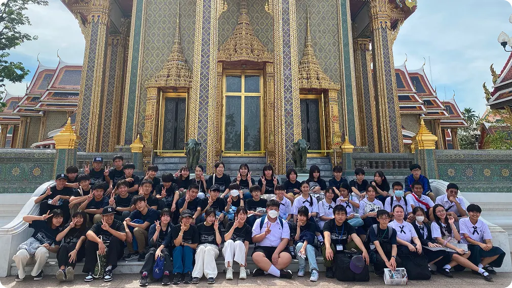 태국 사원 앞에서 학생들이 함께 찍은 단체 사진
