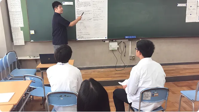 칠판 앞에서 설명하는 학생과 듣는 과학부 수학반 학생들