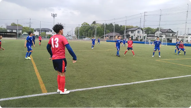인조 잔디 운동장에서 경기하는 축구부
