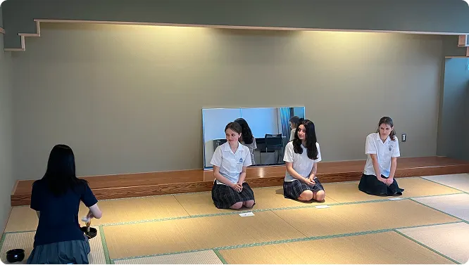 다다미방에 정좌한 다도 동호회 학생들