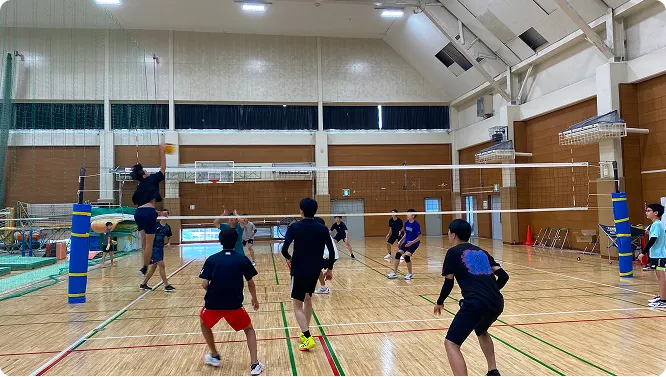 체육관에서 연습하는 배구부