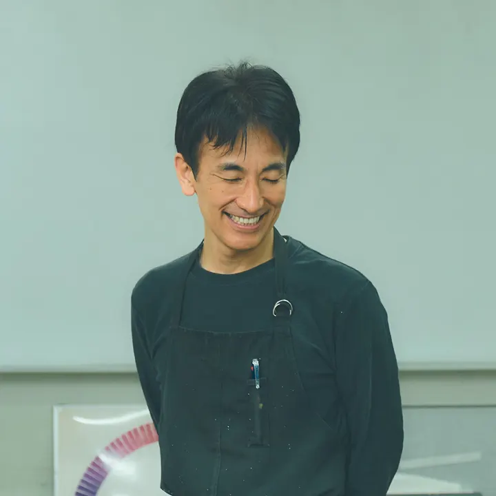 앞치마를 두르고 웃는 미술과 교원