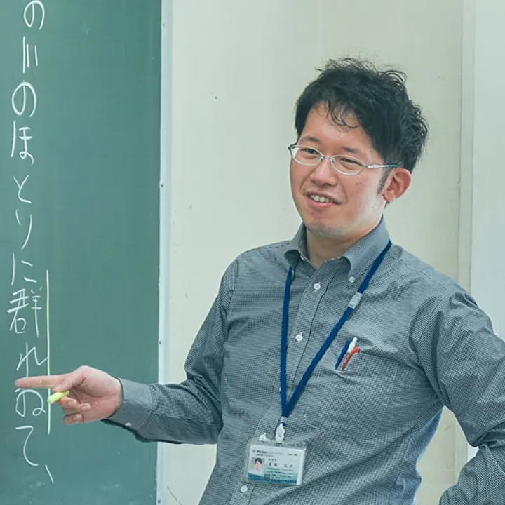 칠판 앞에서 설명하는 국어과 교원