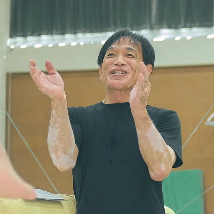 체육관에서 박수를 치며 웃는 보건체육과 교원