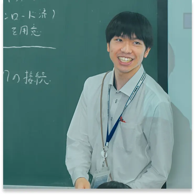 칠판 앞에 선 기술·정보과 교원