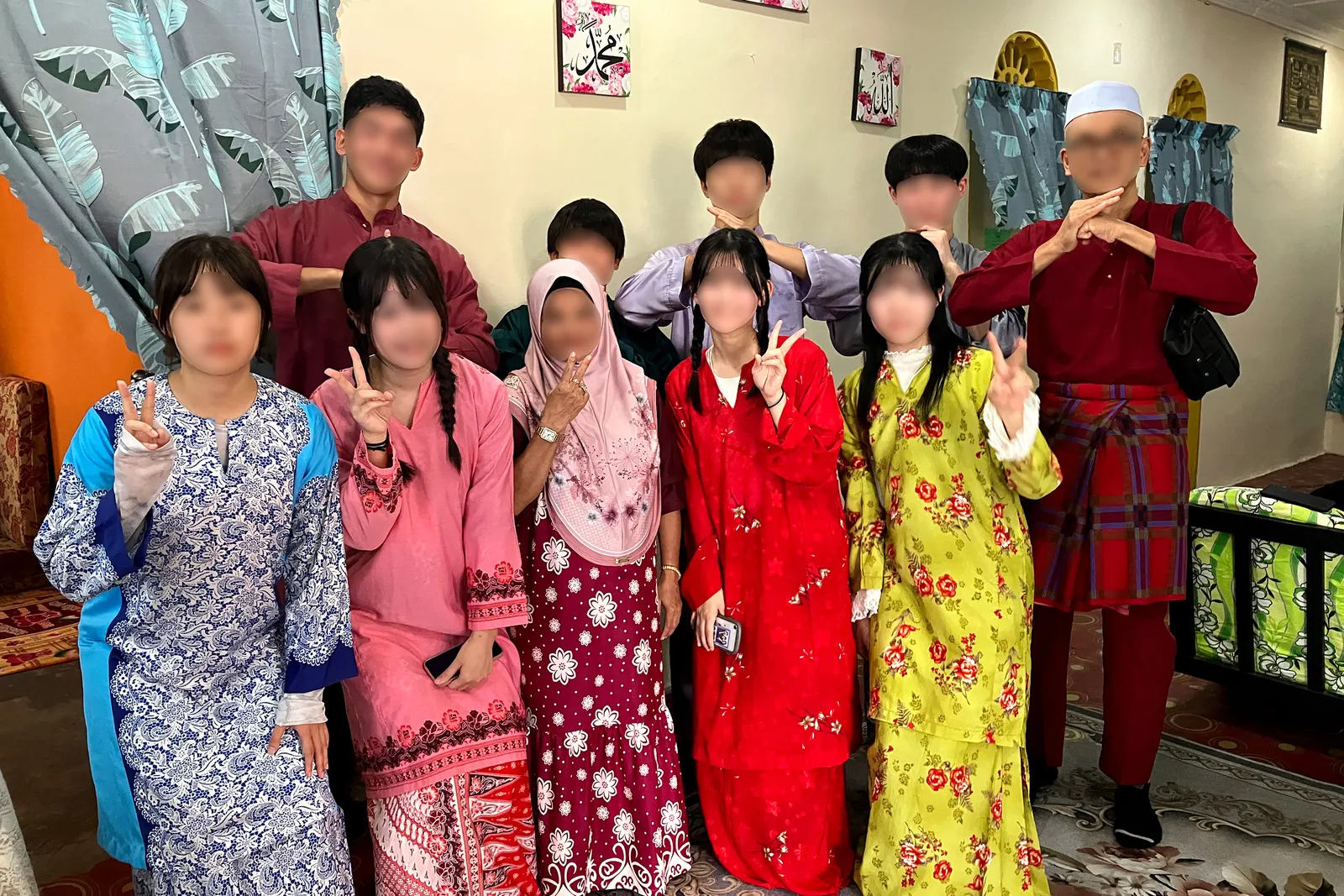 말레이 전통 의상을 입고 현지 가정에서 찍은 단체 사진