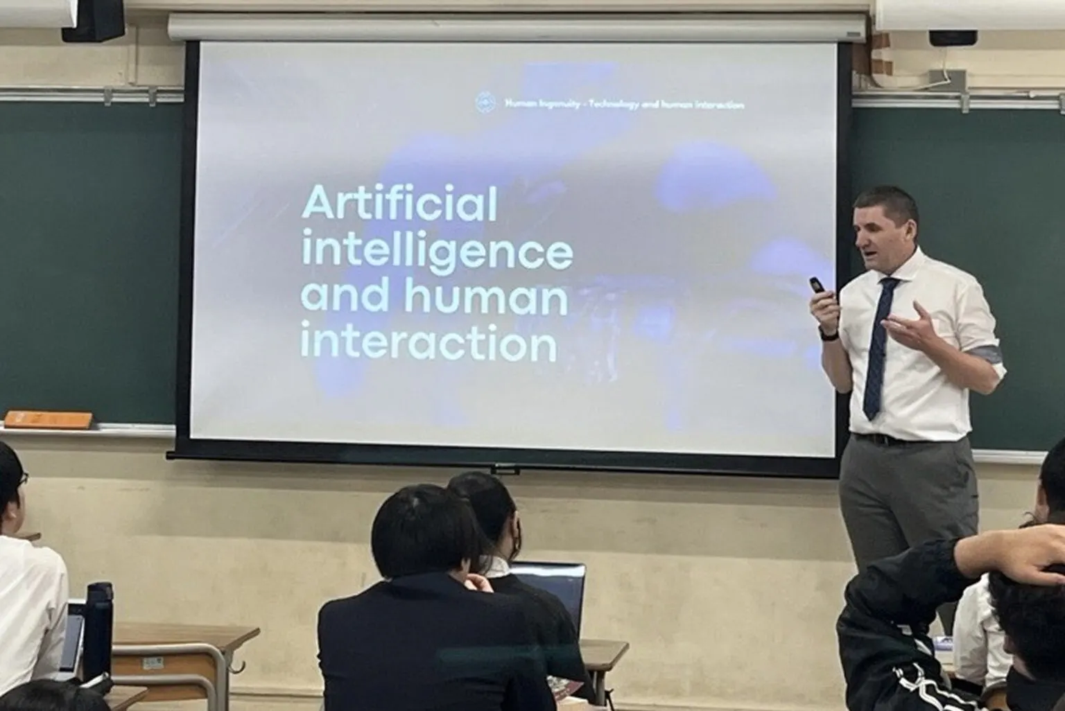 외국인 교원이 'Artificial intelligence and human interaction' 슬라이드를 띄우고 영어로 수업하는 영어 특별반(EEC)